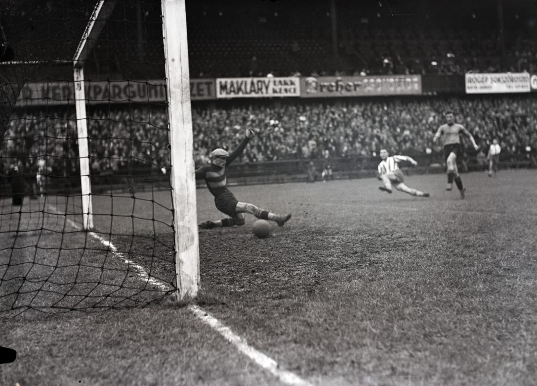 Az Üllői úti FTC stadion B tribünje tele hirdetésekkel 1937-ben. Fotó: Fortepan / Bojár Sándor