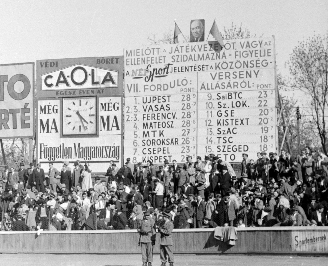 A közönségverseny táblája az Üllői úti FTC stadionban, a Springer szobor felőli kapu mögött 1949-ben. Fotó: Fortepan / Kovács Márton Ernő