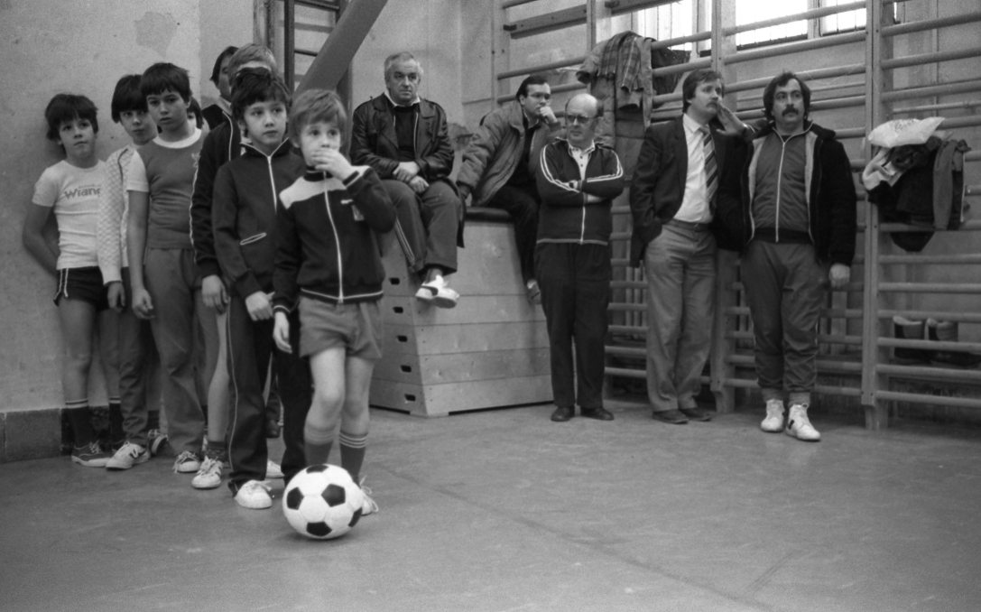 Az FTC kezdő labdarúgó tanfolyama iskolás korúaknak 1986-ban. Fotó: Fortepan / Urbán Tamás