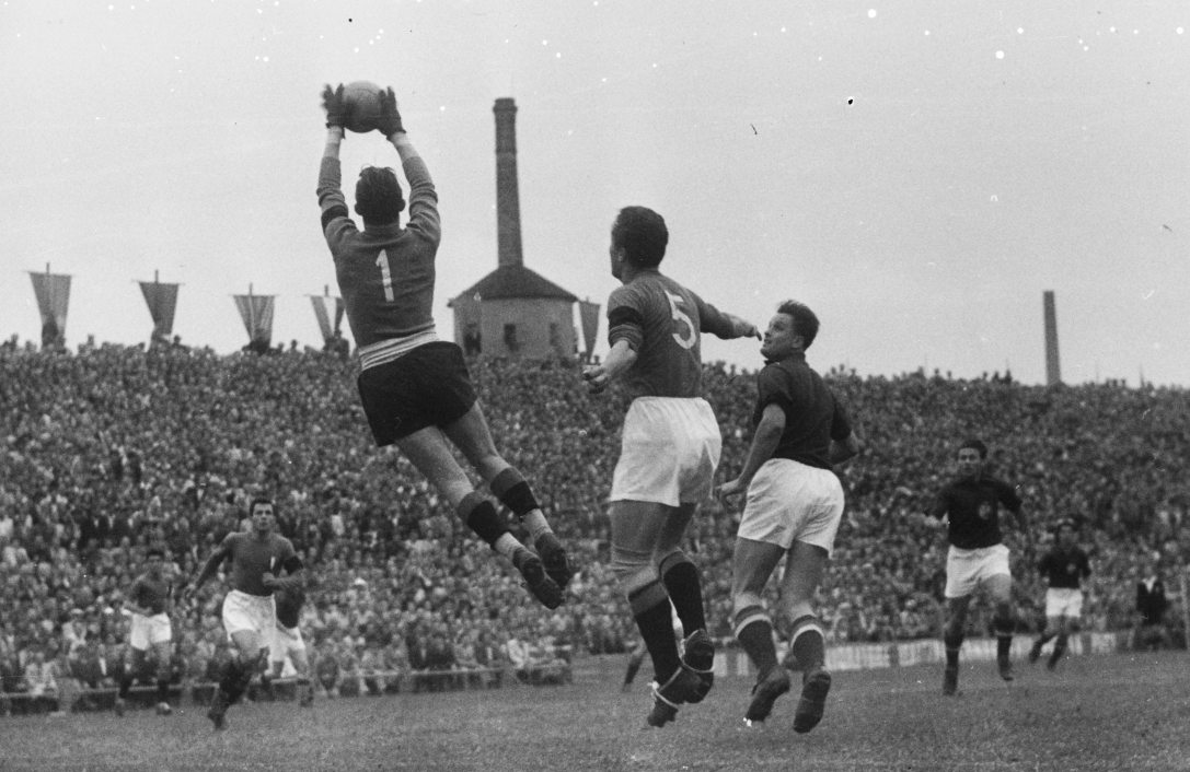 Magyarország–Olaszország (1:1) válogatott labdarúgó-mérkőzés a Megyeri úti UTE pályán 1949. június 12-én. Moro kapus lehúzza a labdát Deák elől, közöttük az olasz középhátvéd, Tognon. Fotó: Fortepan / Kovács Márton Ernő