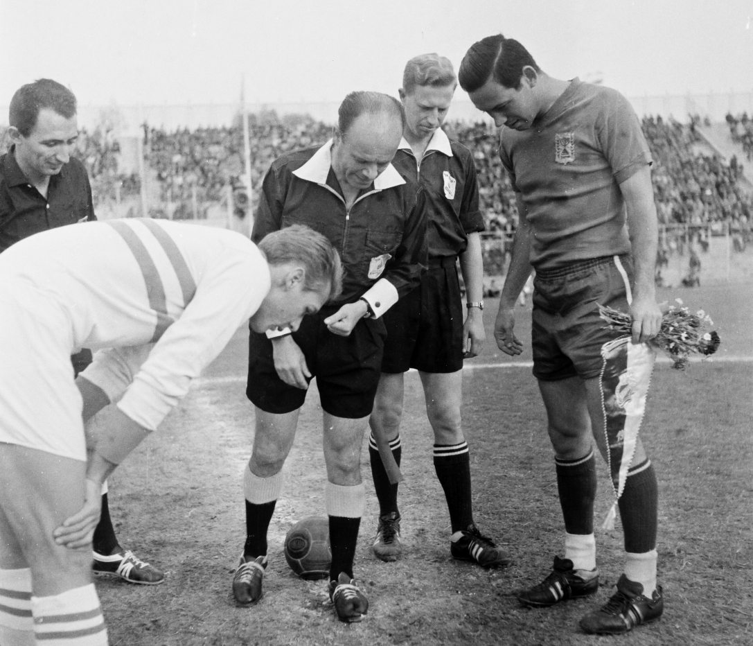 Pénzfeldobásos sorsolás az izraeli olimpiai válogatott barátságos labdarúgómérkőzésén az MTK-val (1:1) Tel-Avivban 1964. március 10-én. Fotó: Fortepan / Bauer Sándor