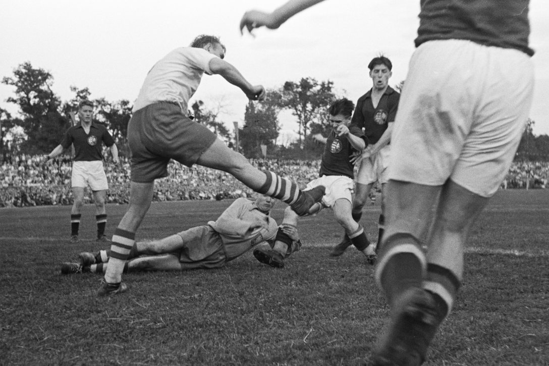 Magyarország–Lengyelország (8:2) válogatott labdarúgó-mérkőzés a debreceni Nagyerdei Stadionban 1949. július 10-én. Puskás és Czibor harcol a védőkkel, hátrébb Keszthelyi. Fotó: Fortepan / Kovács Márton Ernő