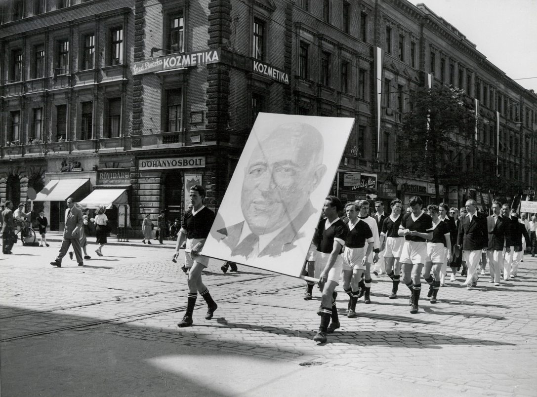 Rákosi-képet visznek egy felvonuló focicsapat tagjai a Teréz körúton 1949-ben. A felvétel a Podmaniczky utcától a Nyugati tér irányába nézve készült. Fotó: Fortepan / Archiv für Zeitgeschichte ETH Zürich / Agnes Hirschi / Carl Lutz