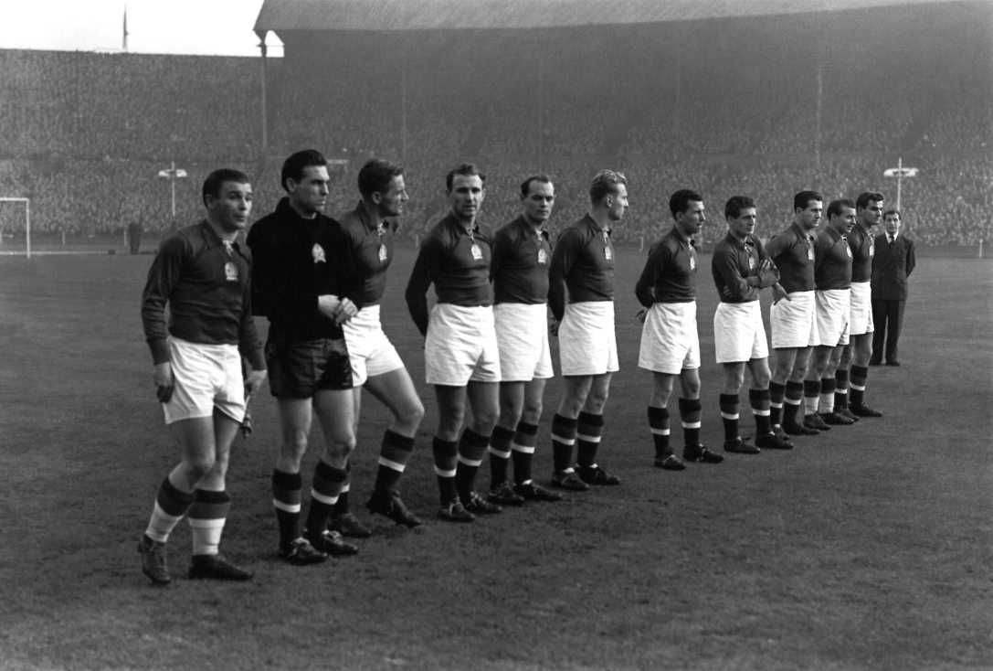 A magyar válogatott a 6:3-as meccs előtt a londoni Wembley stadionban 1953. november 25-én. Puskás, Grosics, Lóránt, Hidegkúti, Buzánszky, Lantos, Zakariás, Czibor Bozsik, Budai II., Kocsis. Fotó: Fortepan / Kovács József