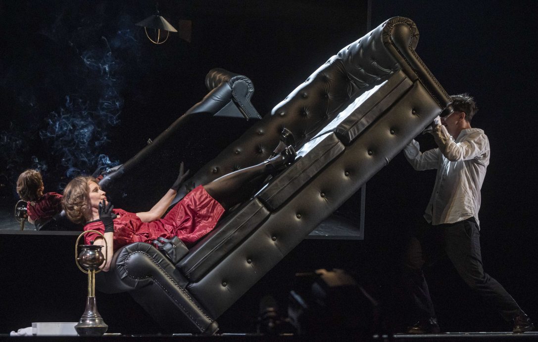 Nagy-Kálózy Eszter (b) Arkagyina és ifj. Vidnyánszky Attila (j) Trepljov szerepében Anton Pavlovics Csehov Sirály című drámájának próbáján a Vígszínházban 2021. december 15-én. Fotó: Szigetváry Zsolt / MTI