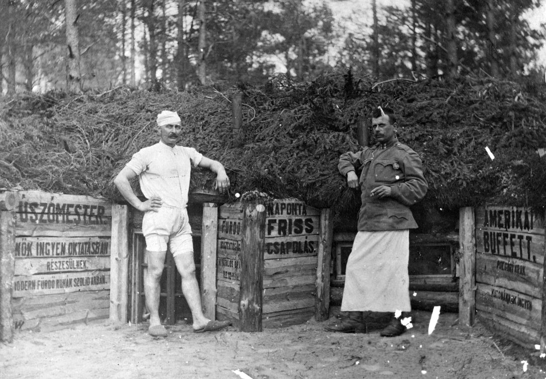 A debreceni 2. huszárezred katonái pihenőállásukban az ukrajnai Haluzija (ekkor Galuzia) közelében 1916-ban. Fotó: Fortepan / Jankó Attila