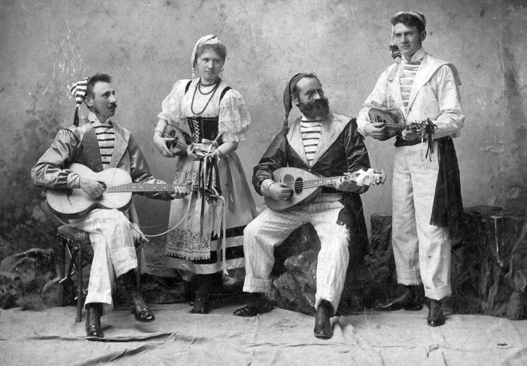 Szautner Zsigmond, a Budai Zeneakadémia igazgatója és családja mandolin együttesnek öltözve 1900 körül. Fotó: Fortepan / GGAABBOO