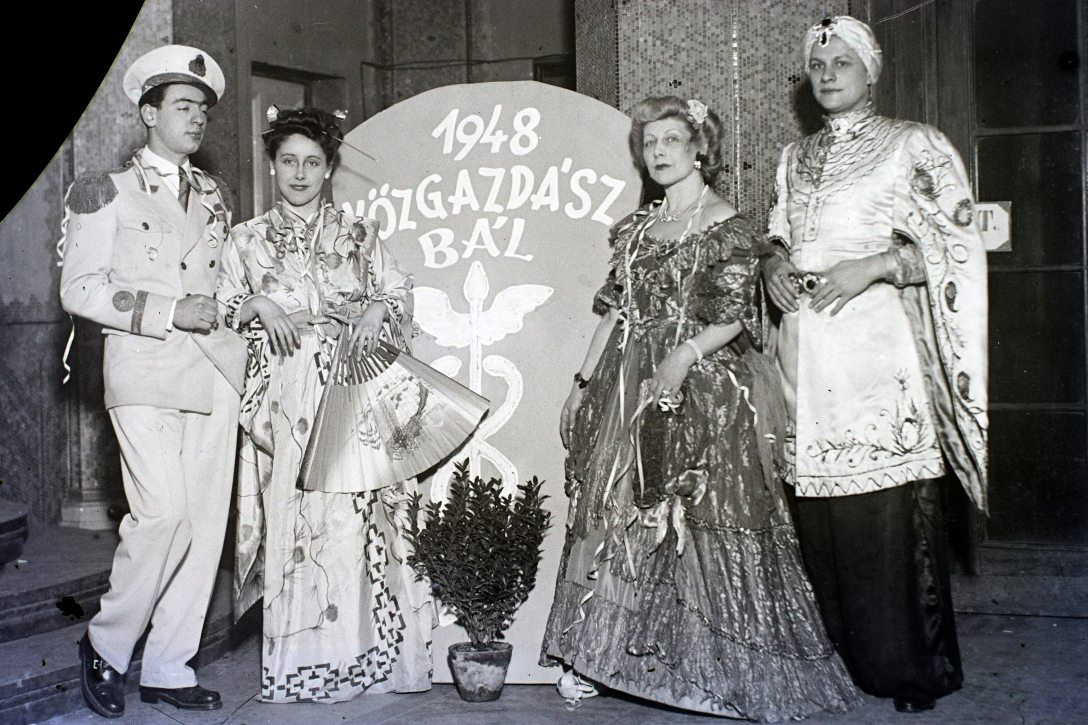 A Közgazdász bál résztvevői a Gellért Gyógyfürdő főbejáratánál 1948-ban. Fotó: Fortepan / Hámori Gyula