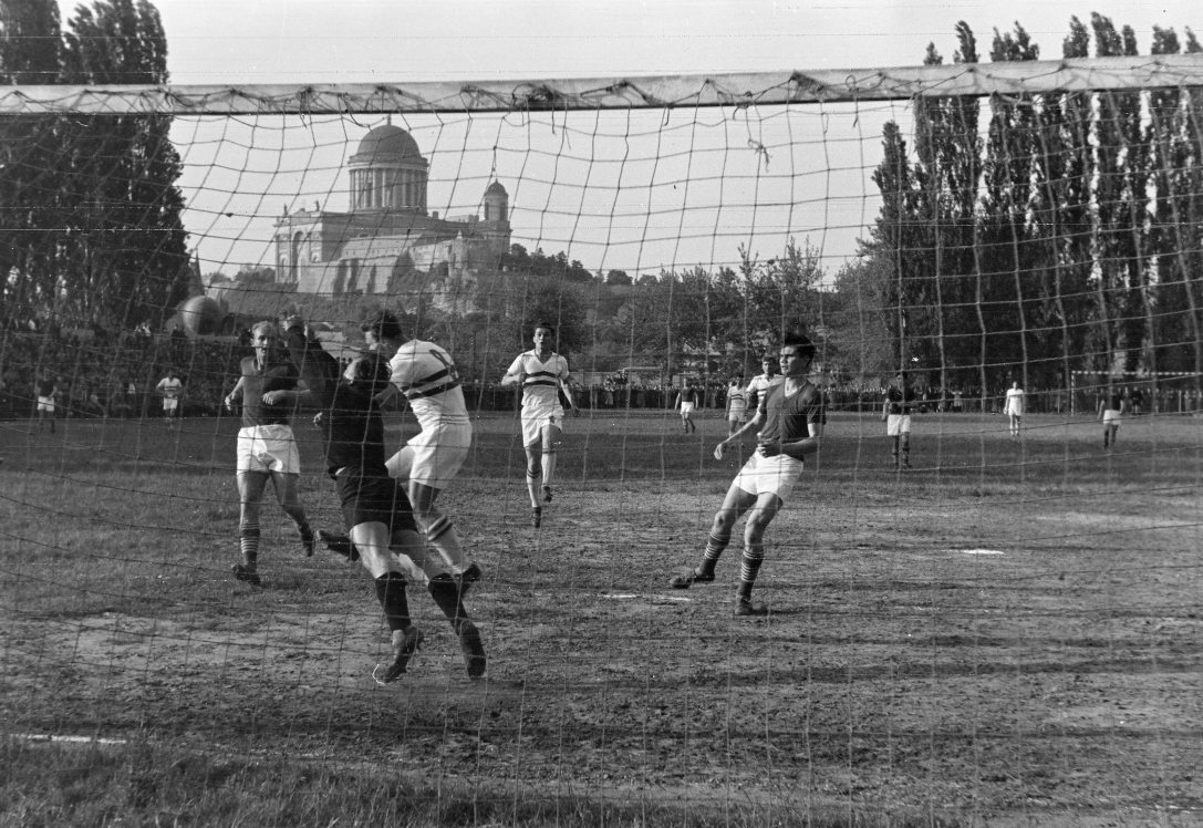 A MIM–Vasas esztergomi pályáján, a Prímás-szigeten 1959-ben. Háttérben a Bazilika. Fotó: Fortepan / Faragó György