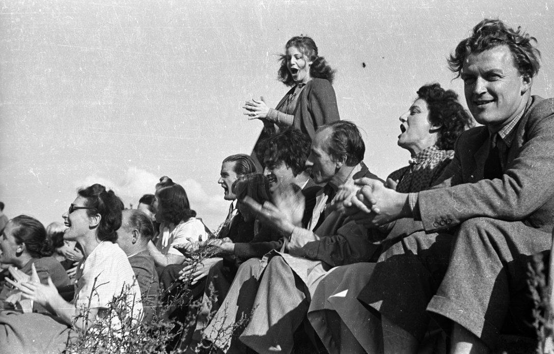Szurkolók a MAFC sporttelep labdarúgópályán 1949-ben. Fotó: Fortepan / UVATERV