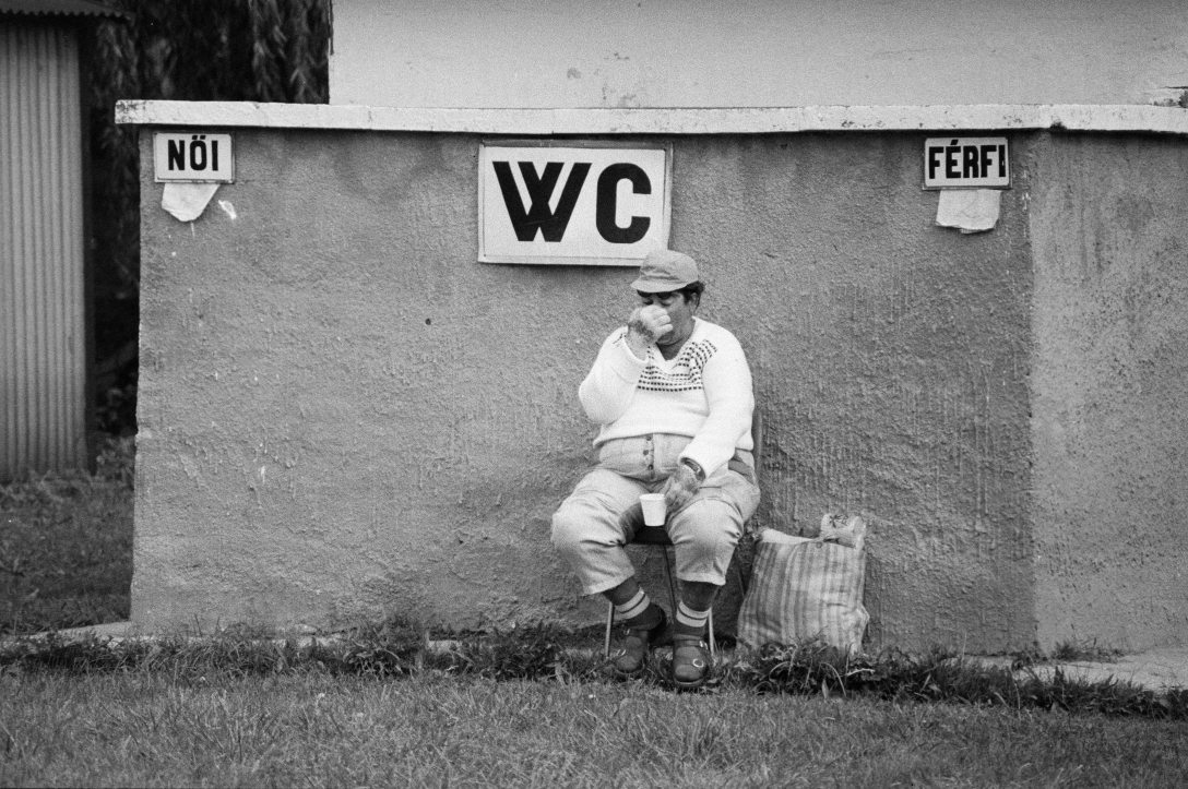 WC a nagykőrösi futballpályánál 1990-ben. Fotó: Fortepan / Vimola Károly