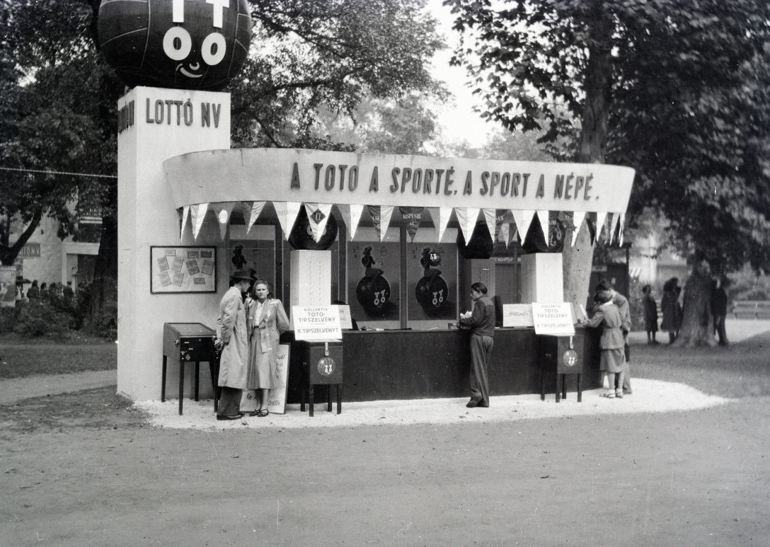 A Lottó Nemzeti Vállalat pavilonja a Budapesti Nemzetközi Vásáron, a Városligetben 1949-ben. Fotó: Fortepan / Tildy Istvánné