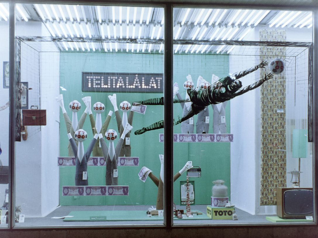 A Corvin Áruház totót reklámozó kirakata a Blaha Lujza téren 1971-ben. Fotó: Fortepan / FŐFOTÓ