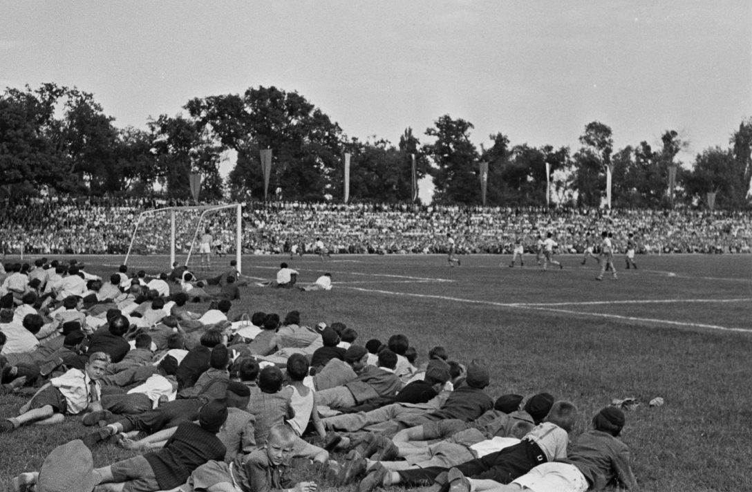 Magyarország–Lengyelország ifjúsági labdarúgó-mérkőzés a debreceni Nagyerdei Stadionban 1949. május 22-én. Fotó: Fortepan / Kovács Márton Ernő