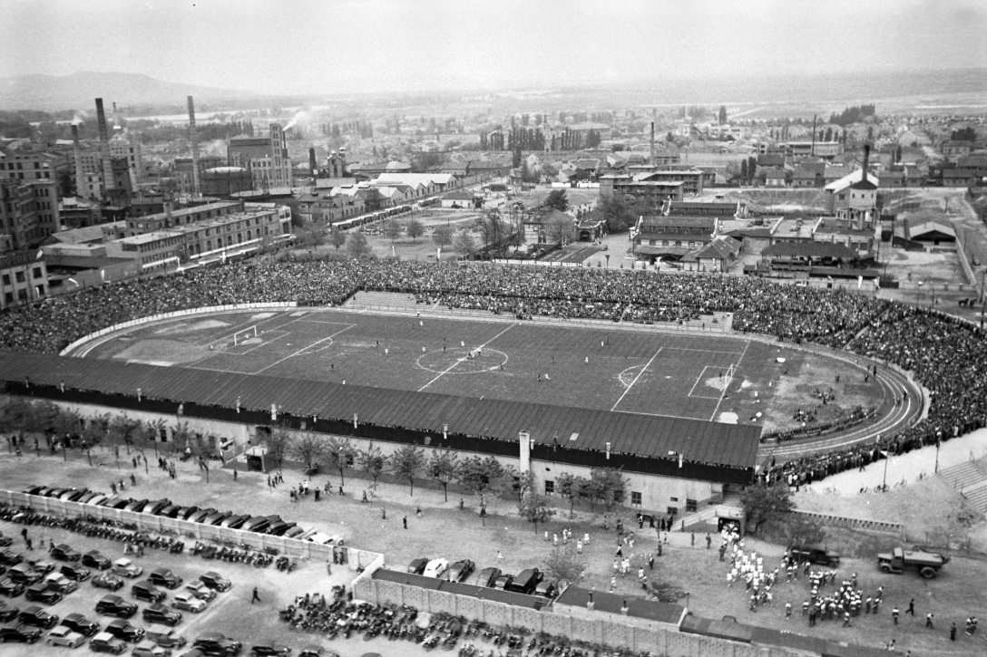 MTK–FTC (4:2) és Újpest–Szeged (5:1) bajnoki mérkőzések a 60 éves MTK jubileumi ünnepsége keretében a Megyeri úti UTE pályán 1949. április 30-án. Fotó: Fortepan / Kovács Márton Ernő