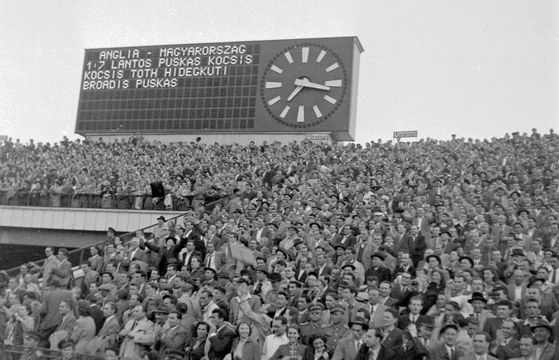 A Magyarország–Anglia válogatott labdarúgó-mérkőzés – a végeredménnyel a kijelzőn – a Népstadionban 1954. május 23-án. Fotó: Fortepan / Magyar Rendőr