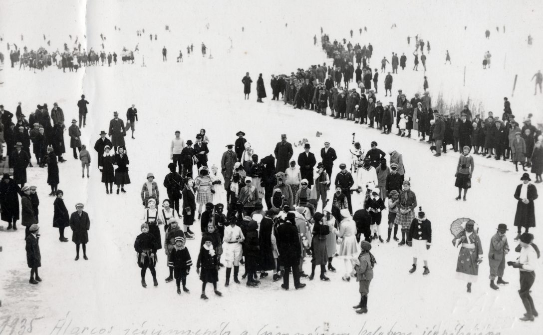 Jelmezes korcsolyázók jégünnepélye a befagyott Balatonon Keszthelynél 1935-ben. Fotó: Fóris Gábor / Vastagh Miklós hagyatéka / Fortepan