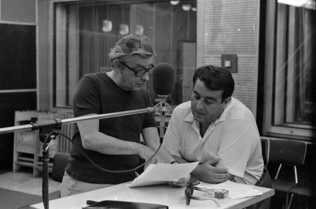 A Magyar Rádió stúdiója, finn költők verseinek felvétele Mensáros László színművész előadásában, jobbra Dániel Ferenc rendező. Fotó: Fortepan / Szalay Zoltán