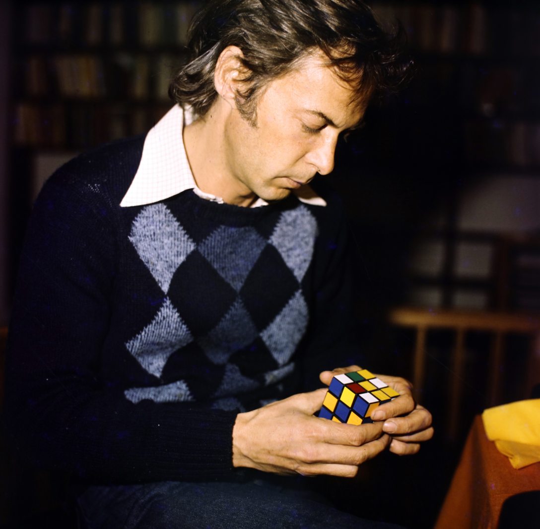 Rubik Ernő, a Rubik-kocka / bűvös kocka feltalálója 1980-ban. Fotó: Fortepan / Szalay Béla