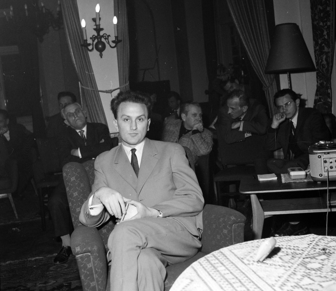 Tornai József költő. A felvétel az Írószövetség Bajza utca 18. alatti székházában készült 1964-ben. Fotó: Hunyady József / Fortepan