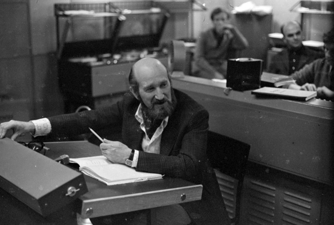 Vámos László rendező 1974-ben a Magyar Rádió stúdiójában, Shakespeare IV. Henrik című drámájából készült rádiójátékának felvételén. Fotó: Szalay Zoltán / Fortepan