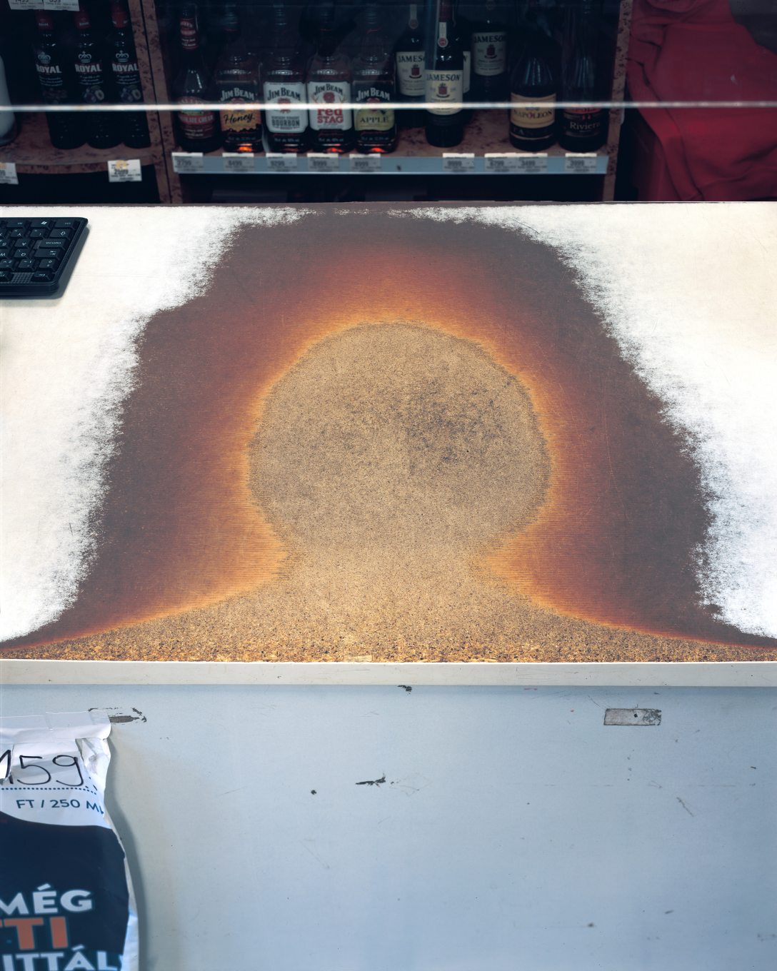 Hernád Géza: Pult, élelmiszerbolt, Kispest, XIX. kerület, Budapest, 2022. Fotó: Robert Capa Kortárs Fotográfiai Központ