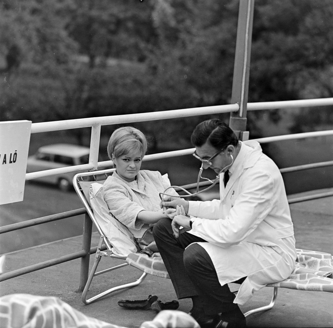Tabi László Szomorú szerelmesek szanatóriuma című művéből készült tévéjáték forgatása. Voith Ági és Sinkovits Imre színművészek. Fotó:Fortepan / Szalay Zoltán