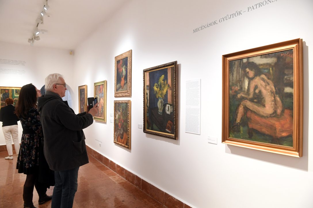 Érdeklődők a Mágikus kör - Czóbel Béla kapcsolatai, a Nyolcak és a mecenatúra című új kiállítás megnyitóján a szentendrei Czóbel Múzeumban 2025. március 29-én. Fotó: MTI/Kovács Attila