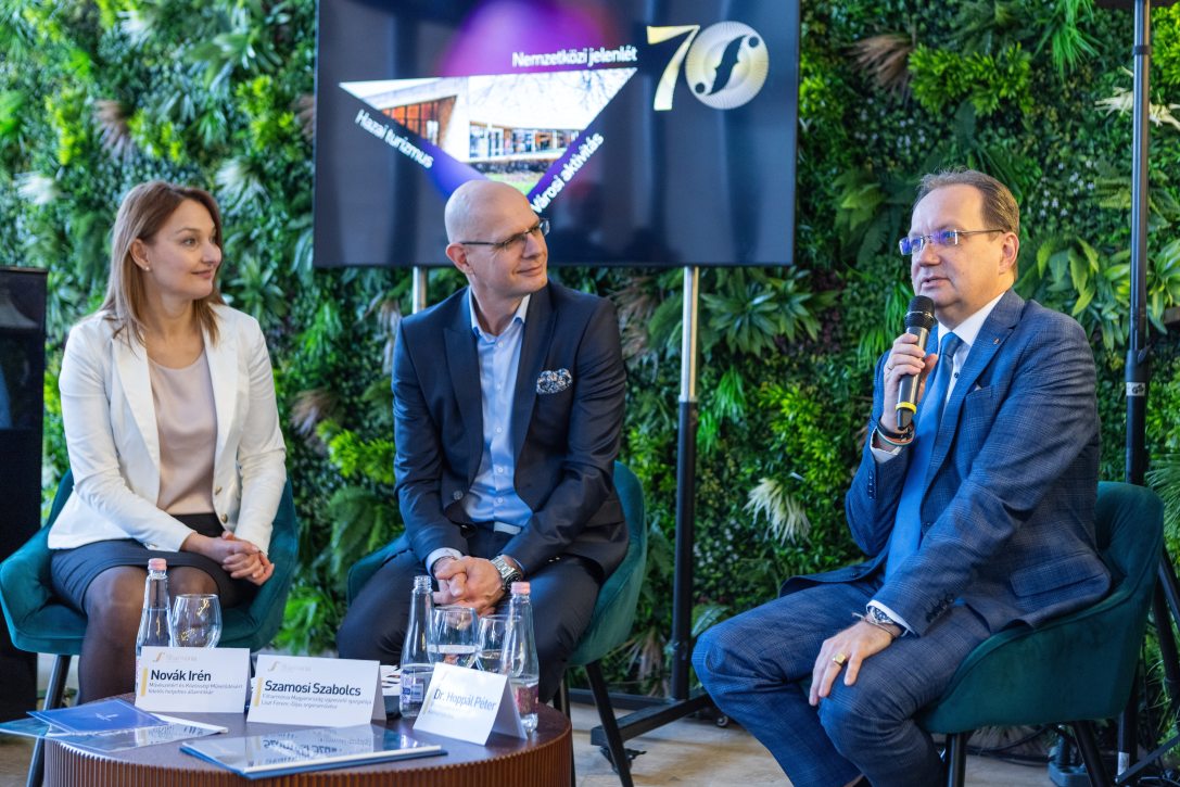 Novák Irén művészetért és közösségi művelődésért felelős helyettes államtitkár, Szamosi Szabolcs, a Filharmónia ügyvezető igazgatója, Liszt-díjas orgonaművész és Hoppál Péter fideszes országgyűlési képviselő, kormánybiztos (b-j) a Filharmónia Magyarország