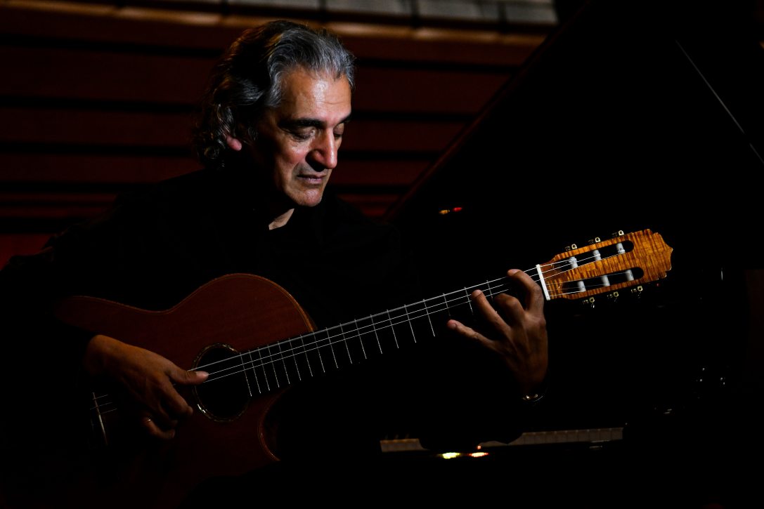 Snétberger Ferenc gitárművész a Müpa őszi-téli programjait bejelentő sajtótájékoztatón 2024. április 23-án. Fotó: MTI/Illyés Tibor