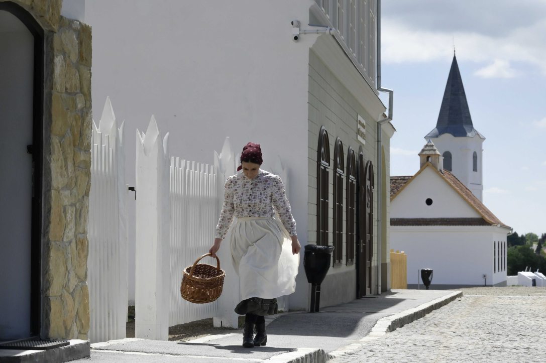 Korhű kosztümös múzeumi munkatárs a szentendrei Szabadtéri Néprajzi Múzeum Erdély épületegyüttesének kiállítási egységében 2022. június 2-án. Fotó: MTI/Koszticsák Szilárd
