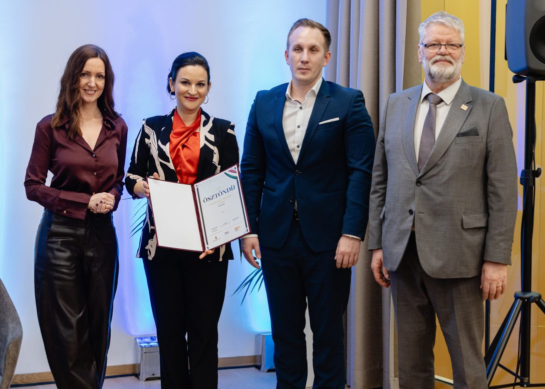 Az első ösztöndíjas Dobszay-Meskó Ilona zeneszerző, karmester, az MMA volt művészeti ösztöndíjasa (b2), valamint Kiss-Hegyi Anita, a Kulturális és Innovációs Minisztérium kulturális kapcsolatokért felelős államtitkára (b1), Petneházy Dávid, a Magyar Civil