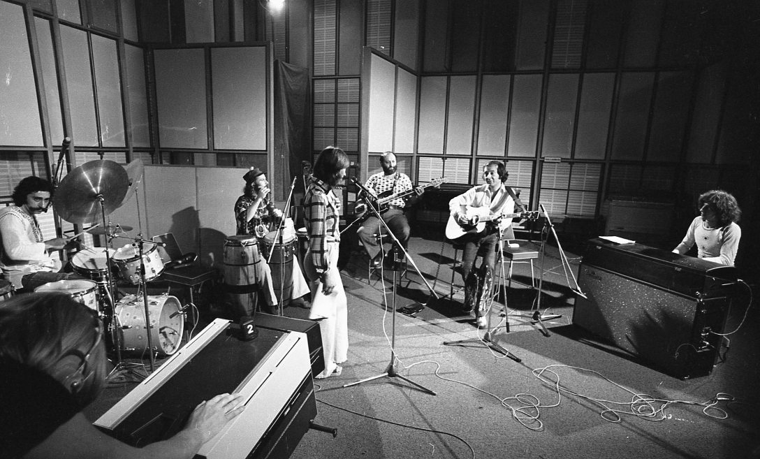 Szabó Gábor jazz műsorának tévéfelvétele a Magyar Rádió 8-as stúdiójában. Balról Kőszegi Imre, dob, Dely István, conga, Kovács Kati énekesnő, Pege Aladár, basszusgitár, Szabó Gábor, gitár, Másik János fender-zongora.Fotó: Fortepan / Szalay Zoltán
