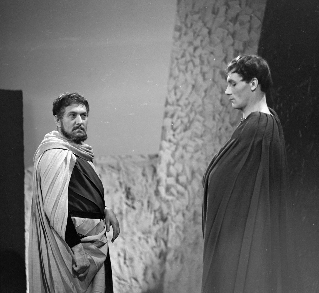 Az MTV stúdió, Szophoklész: Elektra című drámájából készült tévéjáték felvétele Zsurzs Éva rendezésében 1962-ben. Bessenyei Ferenc és Gelley Kornél. Fotó: Szalay Zoltán / Fortepan