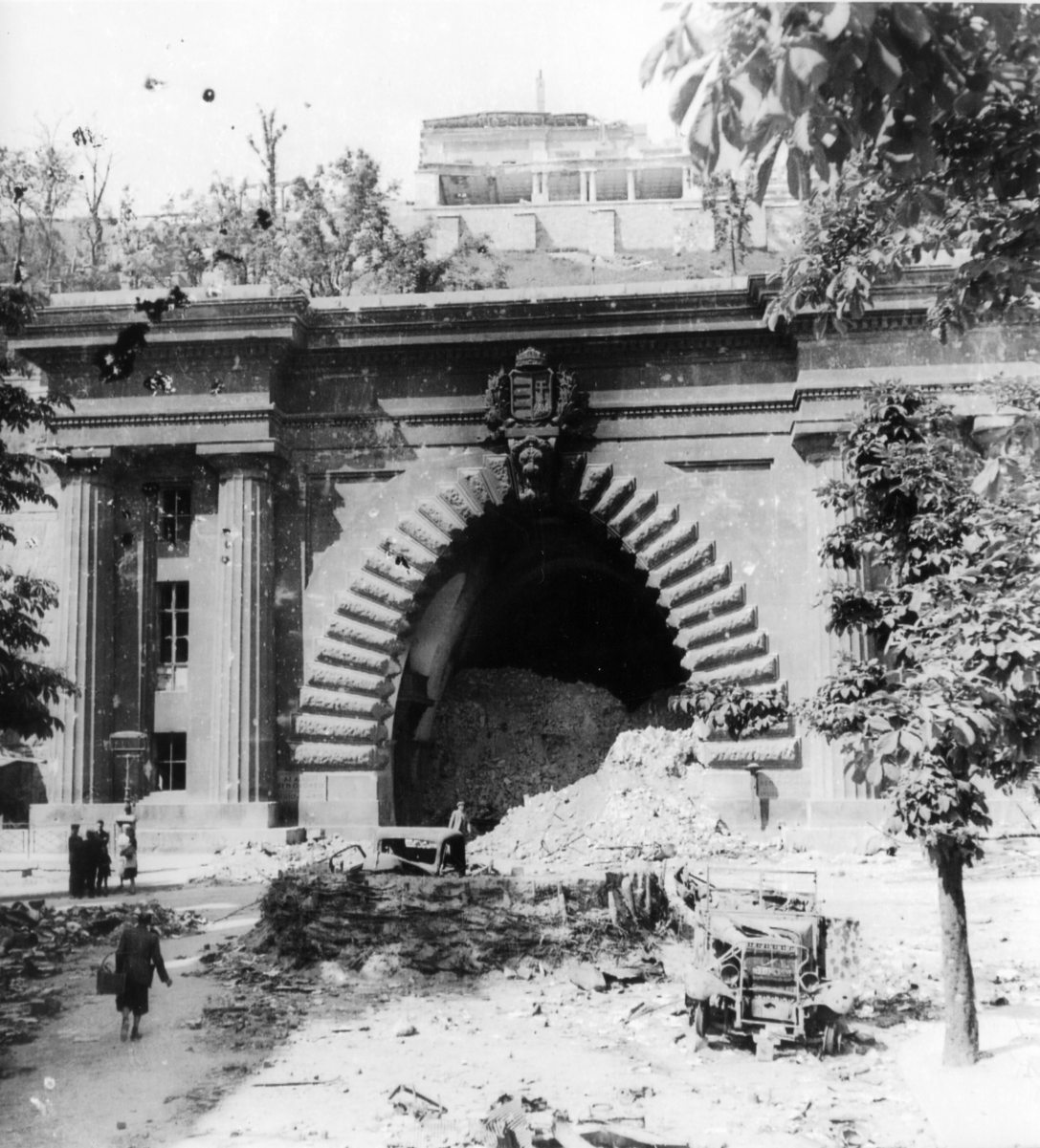 Clark Ádám tér, Alagút, fölötte a Sándor-palota romjai 1945-ben. Fotó:  Kirilly Gergely / Fortepan