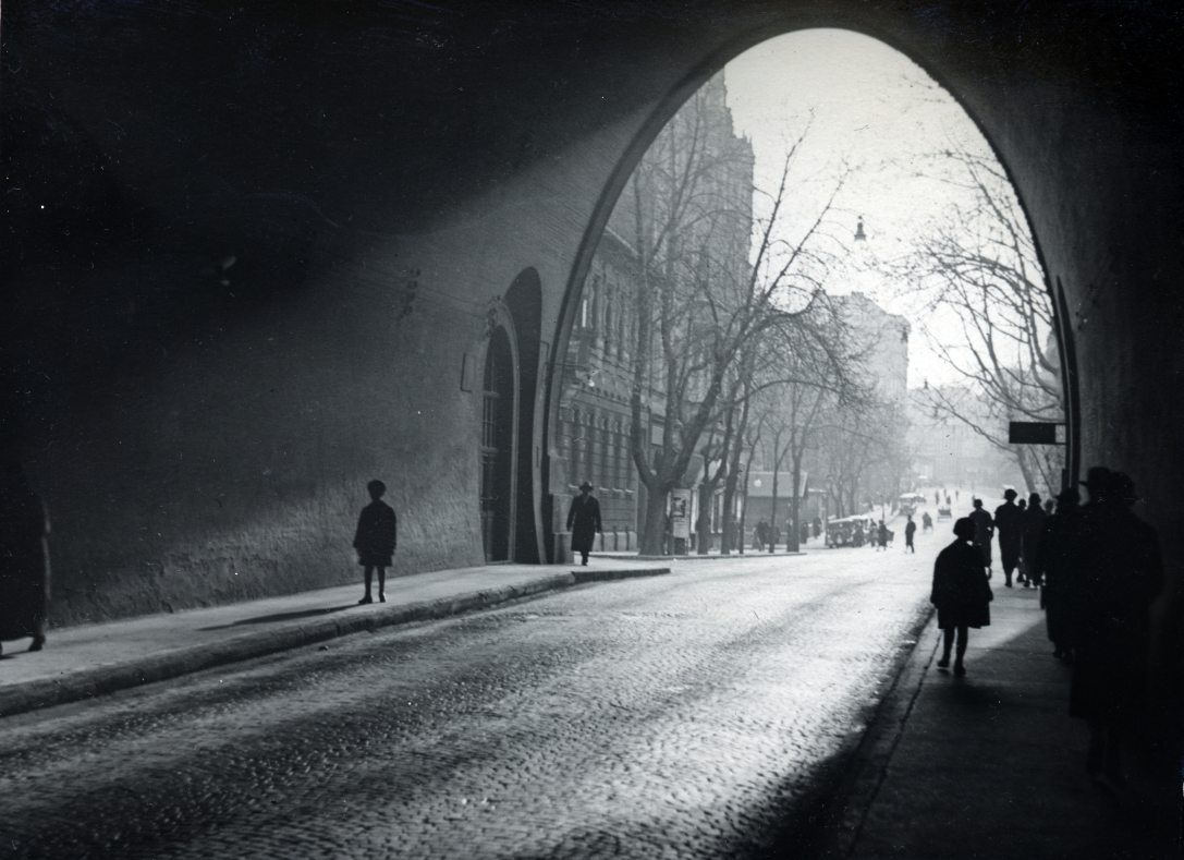Gyalogosok az Alagútban 1931-ben. Fotó: Bor Dezső / Fortepan