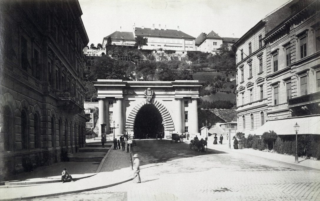 Az Alagút 1900-ban, a Clark Ádám tér felől nézve. Fotó: Klösz György / Budapest Főváros Levéltára / Klösz György fényképei / Fortepan