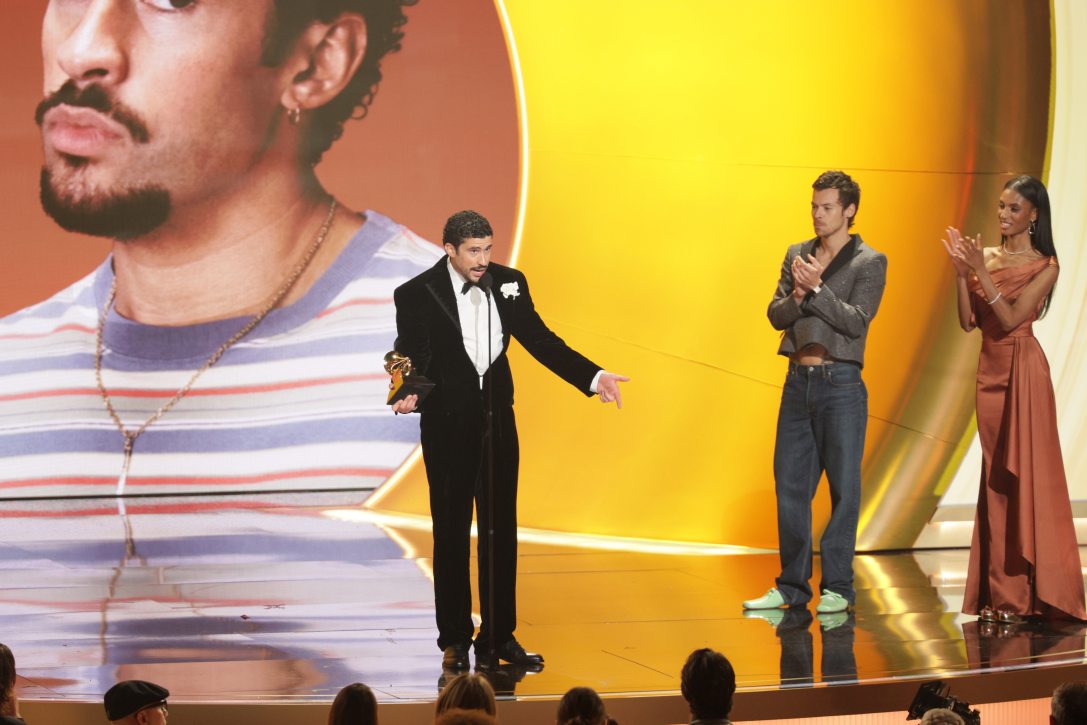 Bad Bunny Puerto Ricói-i énekes (b) az év legjobb albumáért járó elismeréssel a Grammy-díjak 68. átadási ünnepségén a Los Angeles-i Crypto.com Arénában 2026. február 1-jén. Fotó:  MTI/EPA/Chris Torres