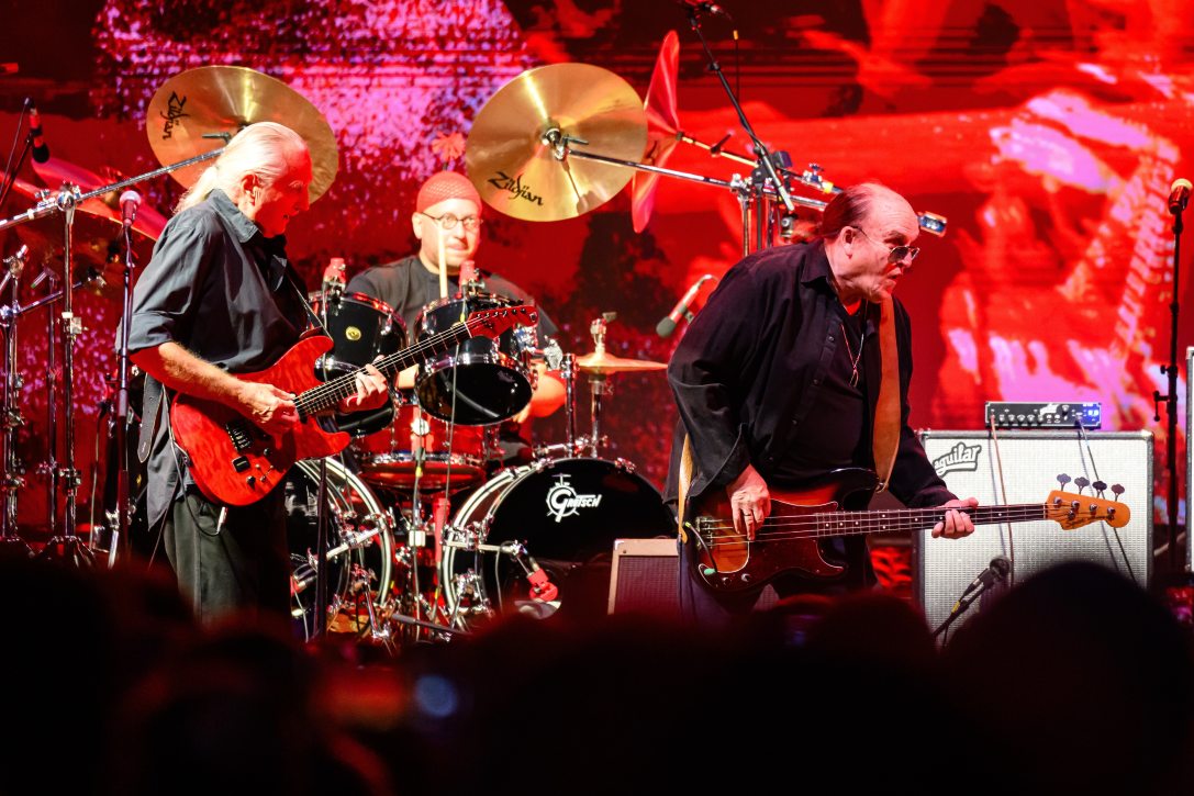 Tátrai Tibor gitáros (b) és Frenreisz Károly énekes, gitáros (j) a godfater. zenekar koncertjén a VeszprémFeszt harmadik napján a veszprémi História kertben 2025. július 10-én.  Fotó: MTI/Vasvári Tamás