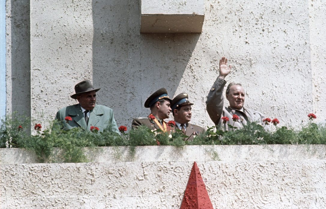 Dobi István, az az Elnöki Tanács elnöke, közvetlen mellette Adrian Nyikolajev szovjet űrhajós és Kádár János, az MSZMP KB első titkára az 1964. május 1-i felvonuláson. Fotó: Nagy Gyula / Fortepan