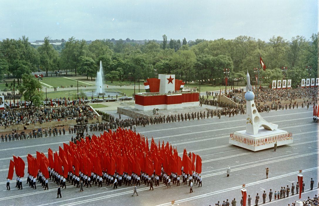 Május 1-i felvonulók szovjet űrrakétát ábrázoló pódiumautóval a dísztribün előtt, a Felvonulási téren (Ötvenhatosok tere) 1965-ben. Fotó: Faragó György / Fortepan