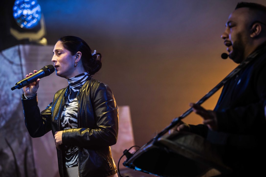 Lakatos Mónika, a Romengo együttes énekese (b) a Szabadság, szerelem – Petőfi 200 című zenés irodalmi előadás próbáján a Hagyományok Házában 2023. március 13-án. Fotó: MTI/Mónus Márton