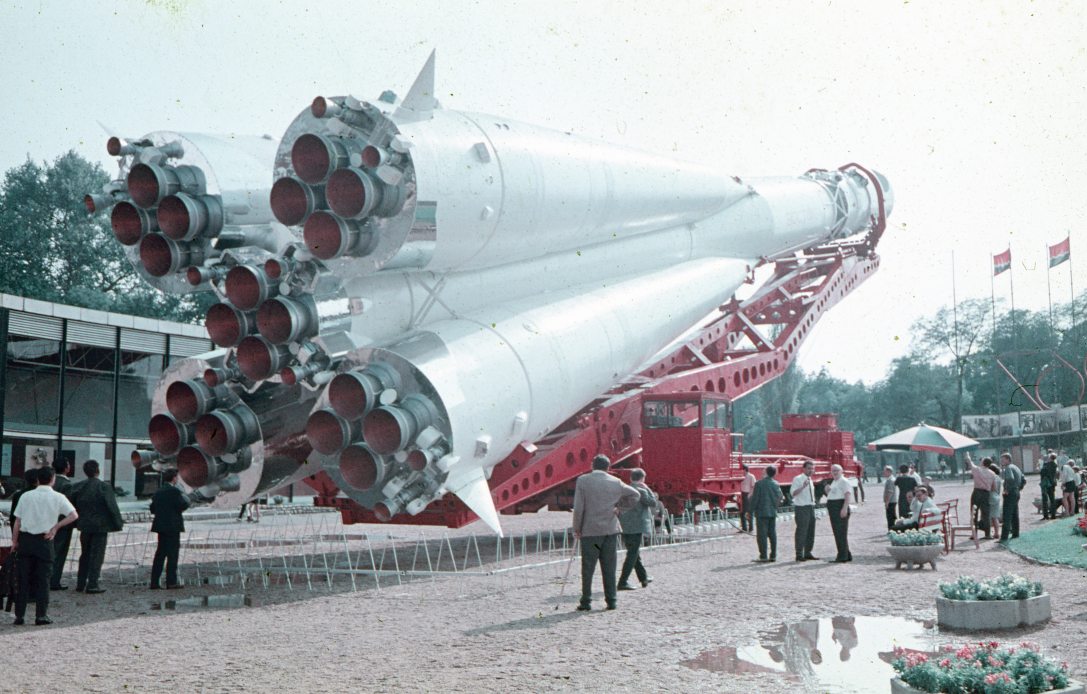 A Vosztok-1, Gagarin űrhajójának másolata a Szovjet tudomány és technika 50 éve jubileumi kiállításon, a városligeti BNV területén 1967 szeptemberében. Fotó: Kristek Pál / Fortepan