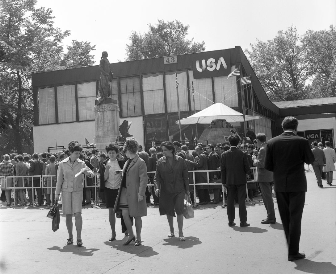 Az Apollo 10 kabinja az Amerikai Egyesült Államok pavilonjánál a Városligetben, a Budapesti Nemzetközi Vásáron 1970-ben. Balra George Washington szobra. Fotó: Nagy Gyula / Fortepan