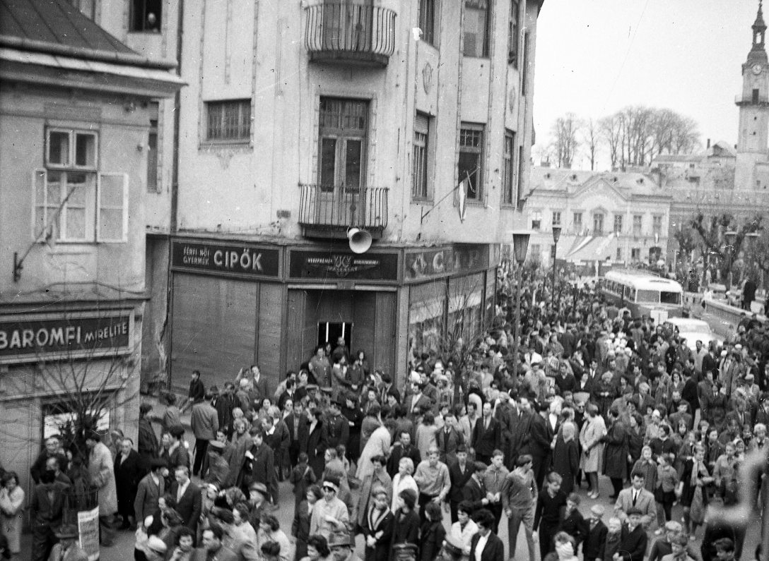 Tömeg Valentyina Tyereskova és szintén űrhajós férje, Andrijan Nyikolajev látogatásakor Veszprémben 1965. április 8-án. Fotó: Karabélyos Péter / Fortepan