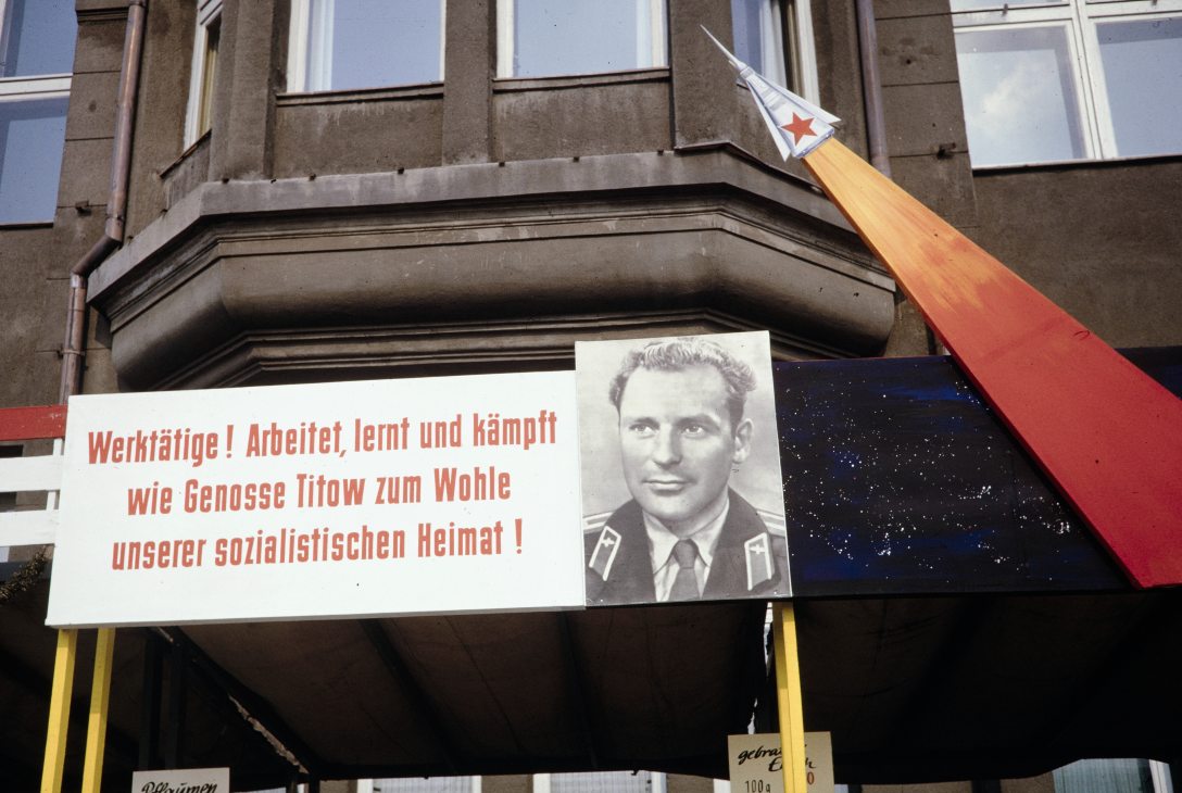 German Sztyepanovics Tyitov szovjet ürhajós 1961. szeptember 1–2-i kelet-berlini látogatását köszöntő plakát a Humboldt Egyetem Teológiai Karának épületén. Fotó: Harrison Forman / UWM Libraries / Fortepan