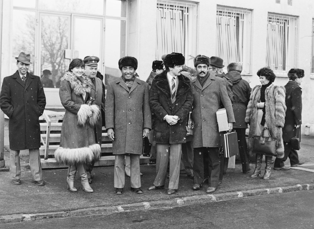 Középen bundában Farkas Bertalan űrhajós, mellette balra Arnaldo Tamayo Méndez kubai űrhajós a Ferihegyi (ma Liszt Ferenc) repülőtér kormányvárójánál 1983-ban. Fotó: MHSZ / Fortepan