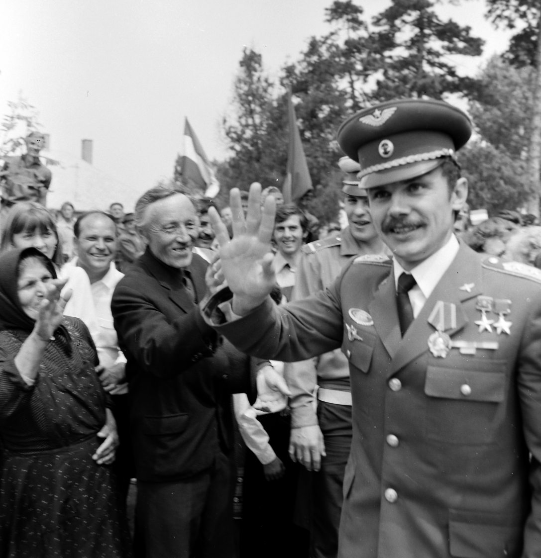 Farkas Bertalan űrhajós látogatása szülőfalujában, Gyulaházán 1980-ban. Fotó: Szalay Béla / Fortepan