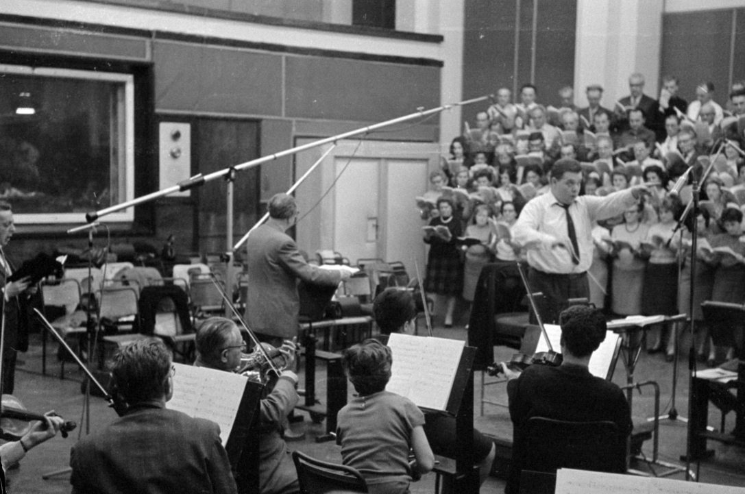 A Magyar Rádió stúdiója, Lehel György karmester a Magyar Rádió zenekarával és a Budapest Kórussal próbálja Sárai Tibor Változatok a béke témájára című oratóriumát. Fotó: Fortepan / Szalay Zoltán