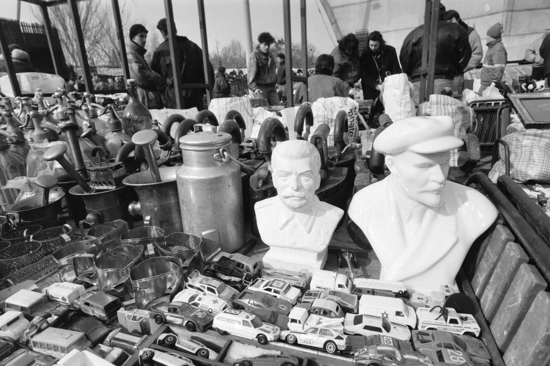 Bolhapiac a Petőfi Csarnoknál 1990-ben. Fotó: Vimola Károly / Fortepan